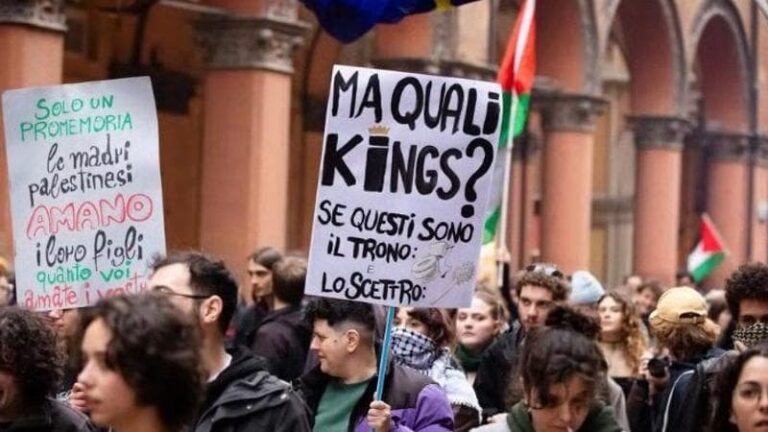 “No Kings” scende in piazza a Roma: protesta contro basi militari e sicurezza di maniera
