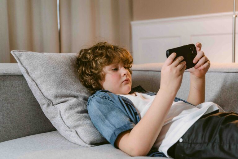 Bambini sempre con lo smartphone in mano? Cinque strategie concrete per fermare lo scrolling infinito