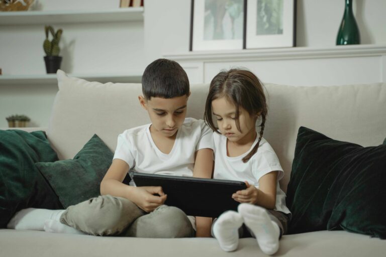 Schermi e bambini: +40% disturbi emotivi post-pandemia in Italia
