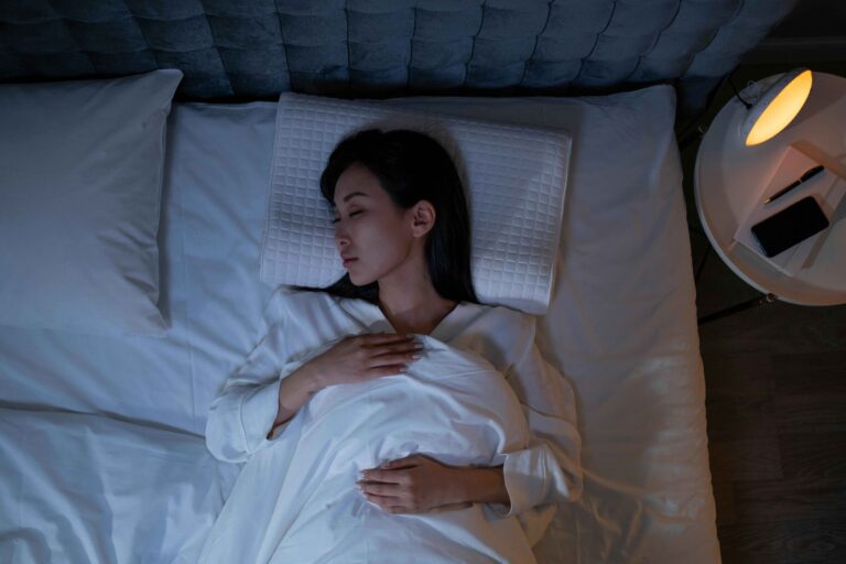 Sonno: 8 ore non bastano? La scienza spiega perché