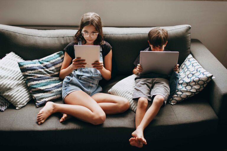 Sviluppo emotivo bambini: rischi da troppi schermi e streaming
