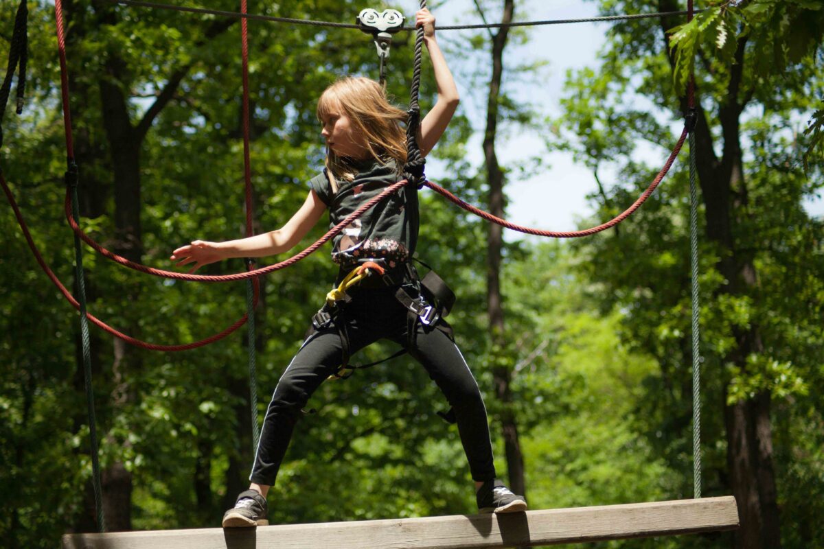 Adventure playgrounds: la nuova tendenza per la salute mentale dei bimbi
