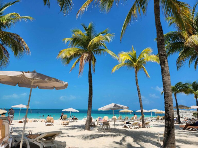 Il caldo estremo cambia i viaggi: più bassa stagione e mete fresche