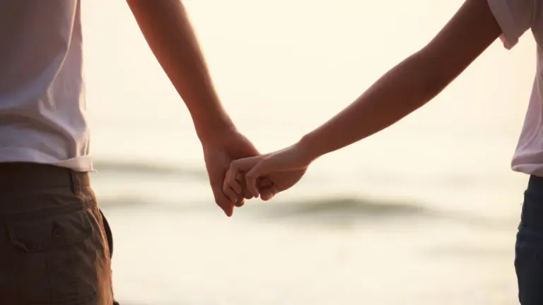 Tenersi la mano: lo studio 2026 che spiega come ravvivare l’amore