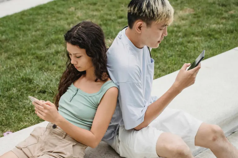 Le coppie felici postano meno: cosa rivela davvero il sondaggio sui social e l’amore