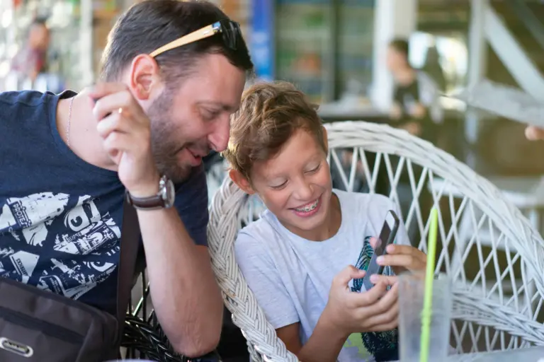 Genitori elicottero o genitori faro? Due modelli di educazione che raccontano l’ansia dei nostri tempi