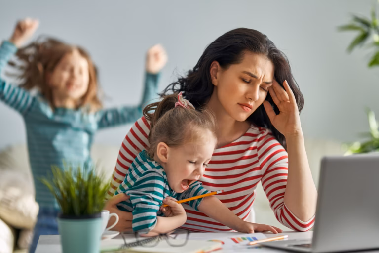 Burnout genitoriale: quando fare il genitore è un lavoro senza ferie né contratto