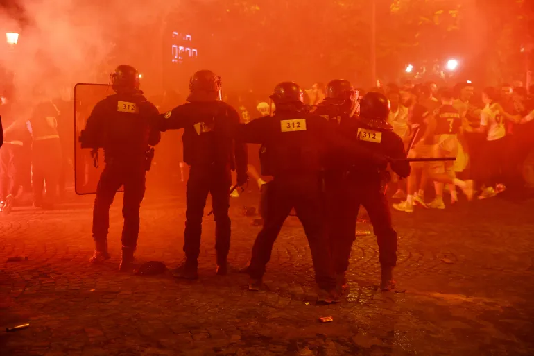Parigi in fiamme dopo il trionfo del PSG: scontri, arresti e città blindata