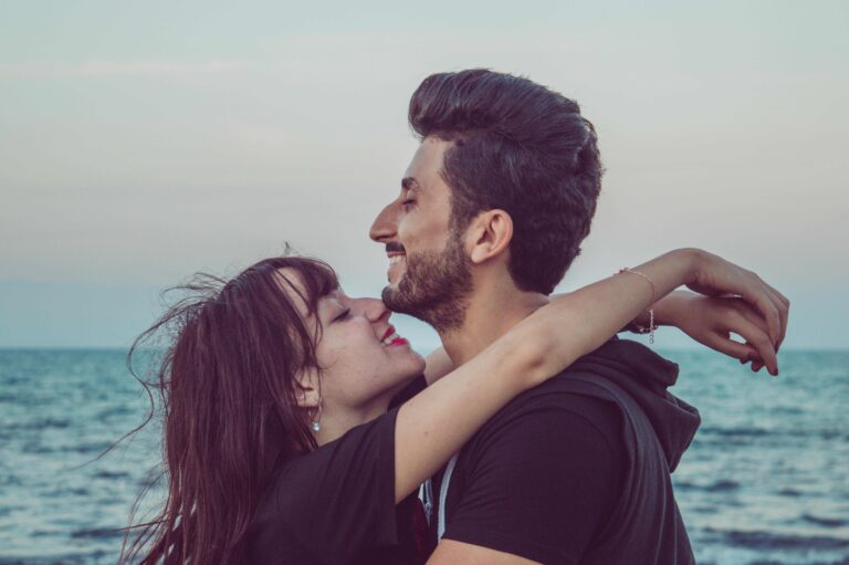 Il segreto delle coppie felici non è l’amore perfetto: la scienza dice altro