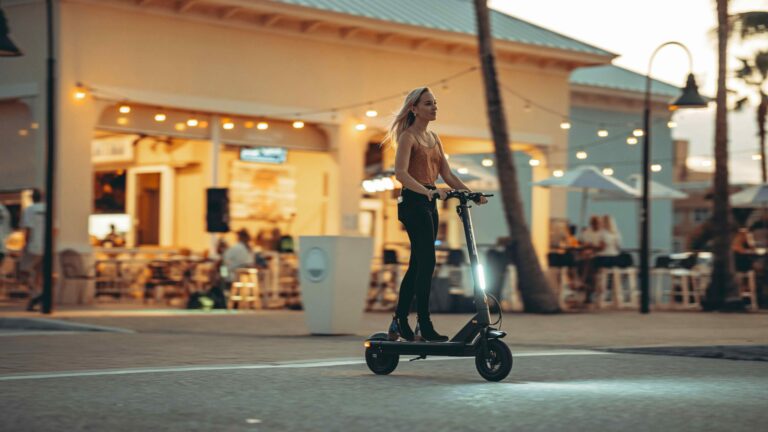 Monopattini elettrici, la targa svela il fallimento della mobilità dolce