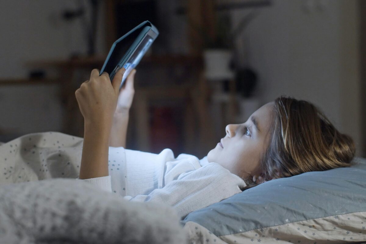 Routine sonno, pasti e schermi: come organizzare le giornate dei bambini per ridurre stress e litigi