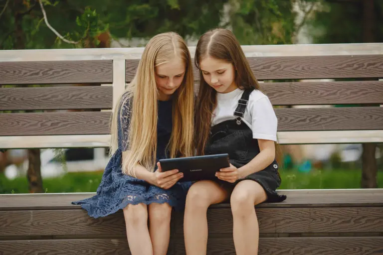 Come proteggere i figli online senza vietare i social