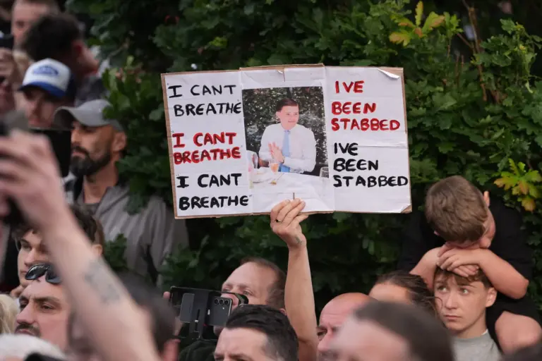 White Lives Matter, il caso Henry Nowak e la protesta che scuote il Regno Unito